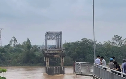 Công an phong tỏa cầu Phong Châu, đang cứu nạn khẩn cấp người và phương tiện rơi xuống sông