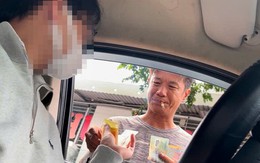 Công khai thu "lụi" phí đỗ ô tô dưới lòng đường Công khai thu "lụi" phí đỗ ô tô dưới lòng đường