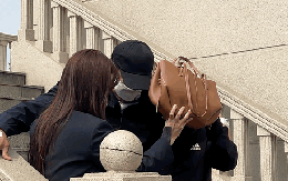 VIDEO: Cựu bộ trưởng Mai Tiến Dũng được 2 người dìu rời toà