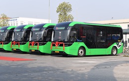 Ảnh thực tế dàn xe bus điện VinFast mới bàn giao: Chứa tối đa 60 người, sàn hạ thấp cho cả xe lăn lên