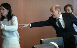 Bức ảnh Thủ tướng Đức với tay gọi bộ trưởng ngoại giao gây xôn xao