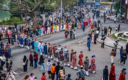 Hàng trăm người mặc cổ phục, tái hiện Tết Hà Nội xưa qua nhiều tuyến phố: Cảnh tượng đẹp giữa thủ đô khiến ai cũng phải trầm trồ!