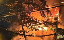 Ngôi nhà 5 tầng ở TP.HCM cháy đỏ rực trong đêm