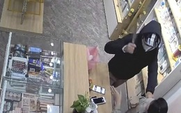 Nữ nhân viên kể lại giây phút đối mặt với khuyến mãi 789bet có dao trong cửa hàng mỹ phẩm
