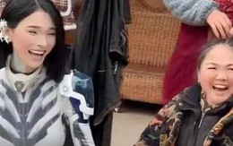 Cô gái về quê ăn Tết sớm, được cả làng ra đón rồi nhiều người hoảng sợ bỏ chạy khi thấy cảnh này