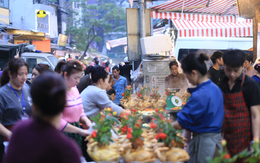 Người Hà Nội chen chân ở chợ từ sớm để mua đồ cúng trong ngày tiễn ông Táo về trời Người Hà Nội chen chân ở chợ từ sớm để mua đồ cúng trong ngày tiễn ông Táo về trời