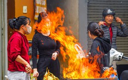 Dân phố cổ Hà Nội đốt vàng mã cúng Táo quân ngoài đường, khói bốc nghi ngút Dân phố cổ Hà Nội đốt vàng mã cúng Táo quân ngoài đường, khói bốc nghi ngút