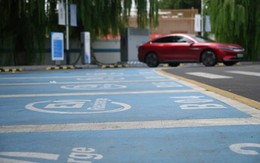 Lần đầu tiên trong 20 năm, Trung Quốc giảm nhập khẩu dầu, đặt cược vào xe điện vì không cạnh tranh nổi với Mỹ