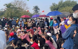 Kiến nghị khởi tố công ty vừa có 700 công nhân ngưng việc đòi lương thưởng tháng 13 Kiến nghị khởi tố công ty vừa có 700 công nhân ngưng việc đòi lương thưởng tháng 13