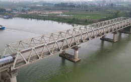 Các phương tiện giao thông được lưu thông qua Cầu Hồ ở Bắc Ninh