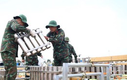 Cận cảnh trận địa pháo hoa trên sà lan trước giờ khai hỏa