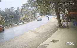 Clip tai nạn mùng 1 Tết: Ô tô đang đi bỗng dưng quay 1 vòng, tông văng 2 người đi xe máy Clip tai nạn mùng 1 Tết: Ô tô đang đi bỗng dưng quay 1 vòng, tông văng 2 người đi xe máy