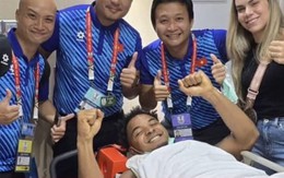 nhà cái 789bet nằm trước phòng cấp cứu, cầm điện thoại xem tuyển Việt Nam vô địch