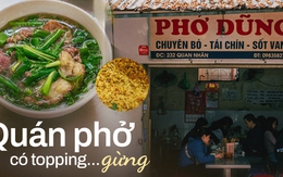 Quán phở 30 năm tuổi trong căn nhà cấp 4 giữa Thủ đô, lạ miệng với topping gừng tươi độc đáo, khẳng định nước dùng có thêm thứ gia vị đặc biệt này!