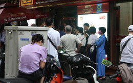 Xếp hàng từ sáng sớm chờ mua vàng giá 138 triệu đồng/lượng: Chuyên gia cảnh báo