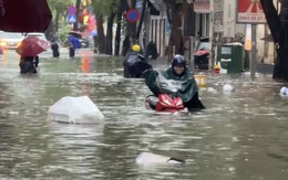 Clip khắp đường phố Hà Nội ngập như sông, nước ngang người, ô tô đang đi chết máy nổi lềnh bềnh