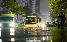 La liệt ôtô ngập nước trên đường phố Hà Nội, cứu hộ khẩn cấp xuyên đêm