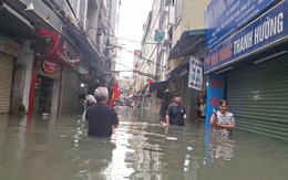 VIDEO: Sáng nay nhiều điểm tại Hà Nội vẫn ngập nặng, người dân lội nước đến thắt lưng