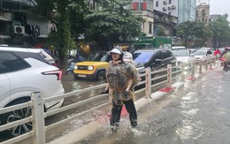 Mưa lớn, nhiều học sinh phải ở lại trường qua đêm: Sở GD&ĐT Hà Nội giải thích lý do phản ứng chậm
