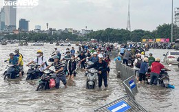 Hà Nội lại mưa to, lượng mưa so với trận lụt lịch sử 2008 thế nào mà nhiều nơi chìm trong biển nước?