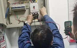 Tắt hết thiết bị điện trong nhà nhưng công tơ vẫn nhảy số, ngốn hơn 3,7 triệu đồng/tháng, người đàn ông gọi thợ đến kiểm tra thì được thông báo: “Có 1 dòng điện lạ”