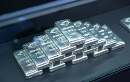 Giá bạc neo ở mức cao