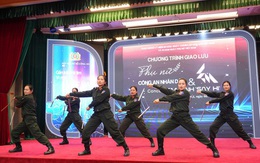 Dàn nghệ sĩ "say hi" cùng nữ chiến sĩ công an chung tay khắc phục hậu quả bão lũ