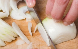 Cắt hành tây không còn cay mắt nhờ biết 5 cách này, nhiều người bất ngờ vì làm bếp bao năm giờ mới biết