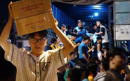 Xúc động giữa đêm TP.HCM: Người dân thức trắng, gom từng thùng hàng gửi ra vùng lũ miền Bắc