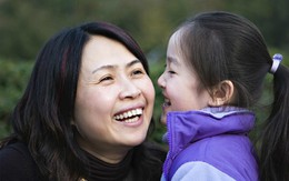 Con gái ngã rách đầu gối, bà hàng xóm đi qua nói 1 câu mà tôi điếng người: Bao năm nay, mình nuôi dạy con sai lầm rồi!