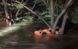 Người đàn ông bị lật thuyền mắc kẹt giữa dòng nước lũ: Công an Hà Nội nhận tin khẩn trong đêm