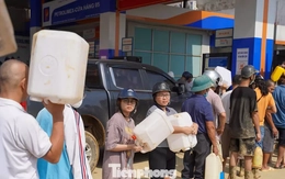 Thái Nguyên: Người dân xếp hàng dài, mang can nhựa đi mua xăng... để chạy máy phát