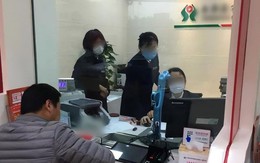 Gửi tiết kiệm 2,1 tỷ đồng kỳ hạn 10 năm, đến ngày lĩnh tiền, cụ ông chết sững nhận về đúng 2,1 tỷ đồng không hơn