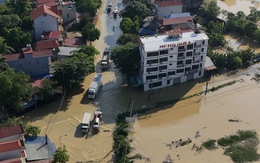 Nhìn từ flycam: Nước sông tràn bờ, quốc lộ ngăn cách, một vùng rộng lớn ở Hà Nội chìm trong biển nước