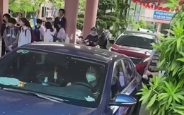 Phụ huynh bức xúc khi nhiều ô tô chạy trong sân trường lách giữa 'rừng' học sinh