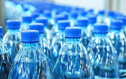 Tại sao không nên uống nước đóng chai sau khi hết hạn?
