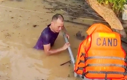 VIDEO: Phó trưởng công an xã bất chấp nguy hiểm lặn xuống dòng nước lũ, phá cửa cứu hai mẹ con