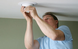 Người đàn ông phát hiện 284 tỷ đồng giấu kín khi đang sửa bóng đèn