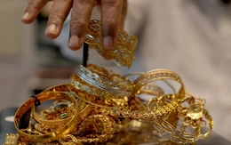 Giá vàng phá đỉnh: Người Hồng Kông (Trung Quốc) bán tháo, khách Úc xếp hàng mua