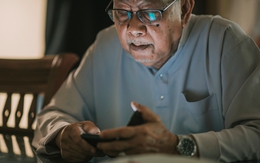 Màn hình máy tính hiện số lạ, cụ ông 79 tuổi ấn nút gọi rồi hối tiếc cả đời