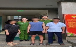 Đang đi bộ trên đường 70, nam thanh niên ở Hà Nội bất ngờ bị công an đưa về đồn