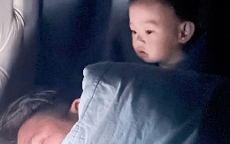 Trẻ ngủ rồi, bố mẹ nằm cạnh chơi điện thoại có ảnh hưởng không? Sự thật là...