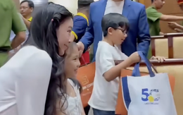 Con gái MC Quyền Linh mặc gì đi từ thiện mà gây bàn tán?