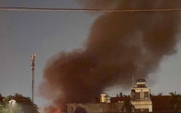 Cháy lớn nhà xưởng ở Hà Nội, máy xúc phá tường để dập lửa