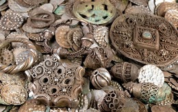 Đào giun câu cá, người đàn ông phát hiện vạc đồng chứa đầy ắp 20.000 vật thể lấp lánh, vô tình khai mở kho báu độc nhất vô nhị