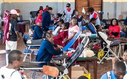 Bệnh nhân nghèo khổ vì giá máu cao