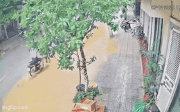 Nước lũ "nhấn chìm" con phố trong phút chốc ở Cao Bằng: Đoạn clip giải đáp nhiều thắc mắc