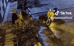 Xe máy bốc cháy khiến gia đình hoảng loạn, nhân viên trạm xăng làm 1 việc, clip viral 90 triệu lượt xem