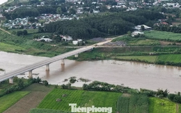 Cầu hơn 120 tỷ xây xong nằm ‘phơi nắng mưa’ chờ… 3 hộ dân