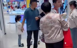 Cảnh tượng trong cửa hàng bán Iphone khiến hàng ngàn cha mẹ rơi lệ!